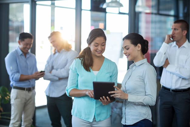 Donne d'affari utilizzando la tavoletta digitale