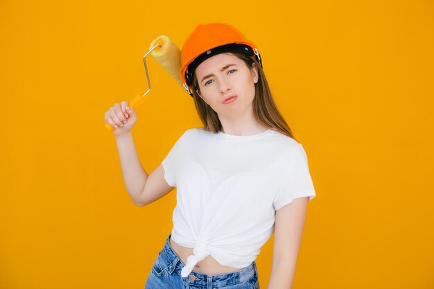 Donne del pittore al lavoro con il concetto di casa del pittore della parete della pittura del rullo