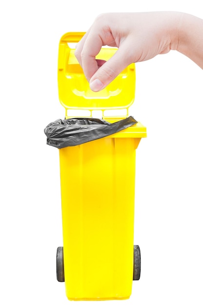 Donne della mano Pick cattura giallo Bidoni della spazzatura isolati su bianco