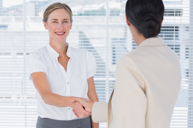 Donne di affari che agitano le mani in ufficio