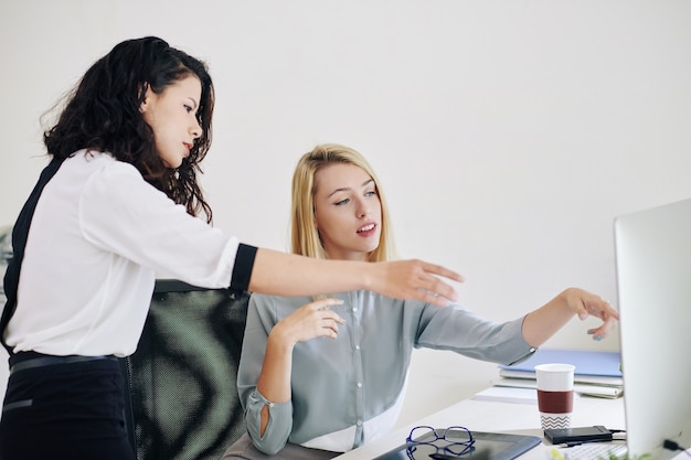 Donne di affari che discutono i dati