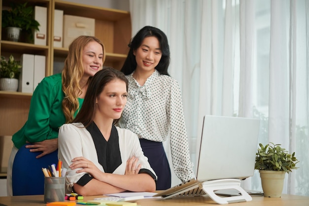 Donne di affari che guardano presentazione