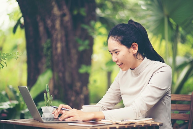 Donne di affari che lavorano con il computer portatile, concetto online di vendita di affari