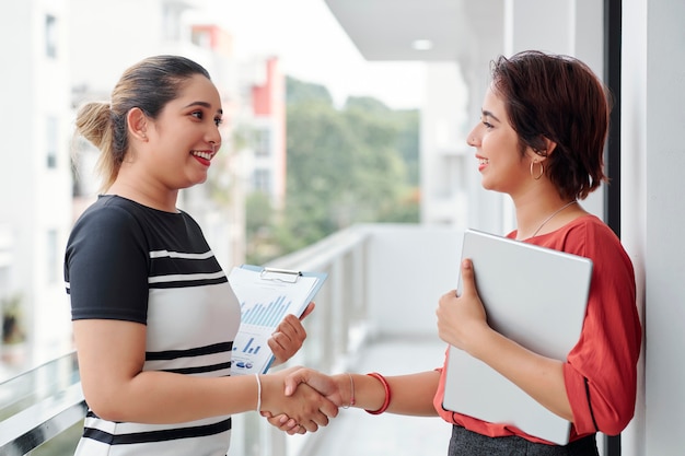 Donne di affari che si salutano