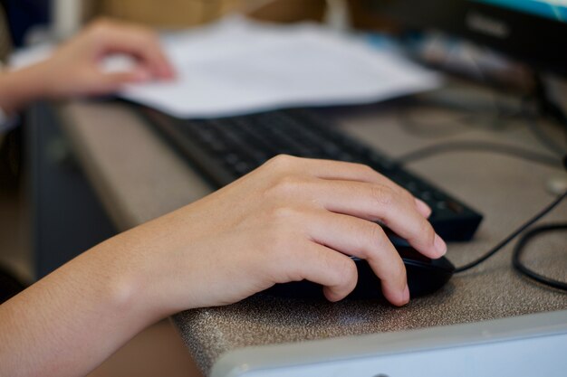 Donne di destra che lavorano al mouse con il business dei computer