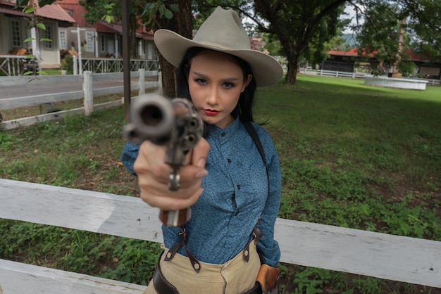 Donne di moda cowgirl con la pistola