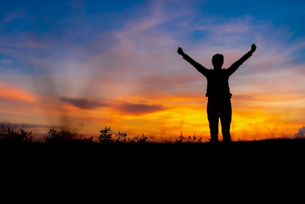 Donne di sagoma di successo e felici.