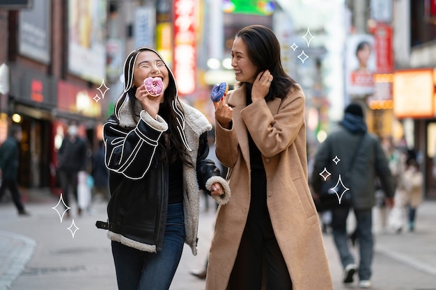 Donne di tiro medio che camminano all'aperto