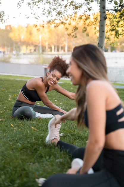 Donne di tiro medio che fanno sport insieme