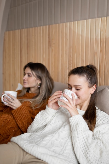 Donne di tiro medio con bevande calde