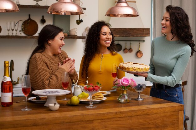 Donne di tiro medio con cibo delizioso