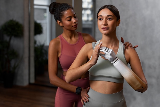 Donne di vista frontale che fanno yoga al chiuso