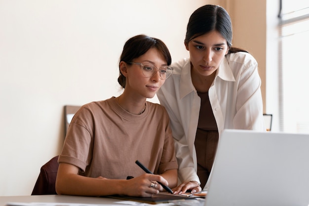 Donne di vista frontale che lavorano insieme