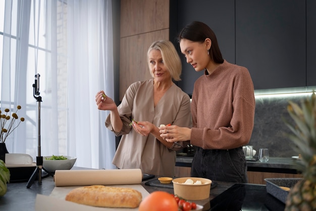 Donne di vista laterale che cucinano insieme