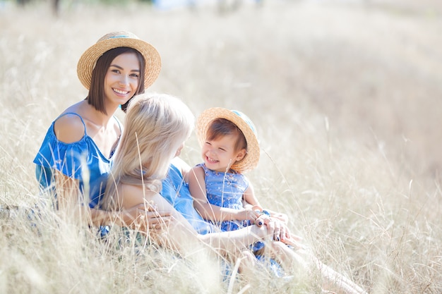 Donne e bambina insieme all'aperto