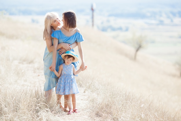 Donne e bambina insieme all'aperto