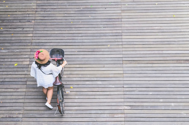 donne e biciclette sul filtro instagram pavimento in legno