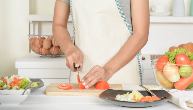 Donne e cibo in cucina