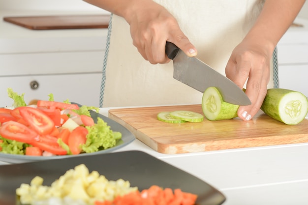 Donne e cibo in cucina