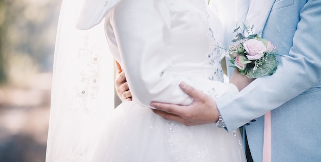 Donne e uomini in abiti da sposa