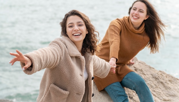 Donne felici che posano insieme colpo medio