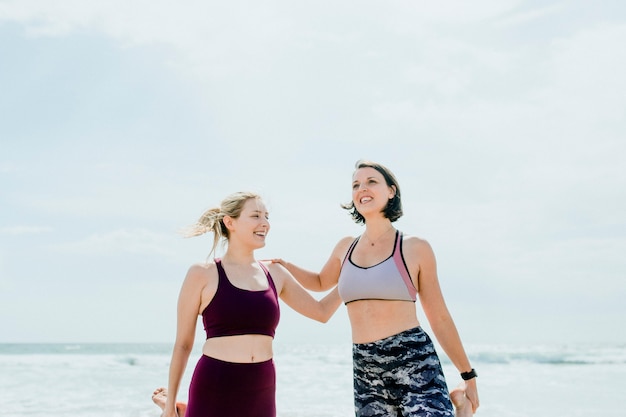 Donne felici che si allungano in spiaggia