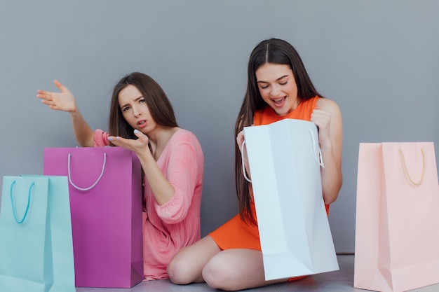 Donne felici con borse della spesa
