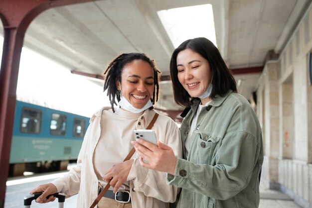 Donne felici del colpo medio che prendono selfie