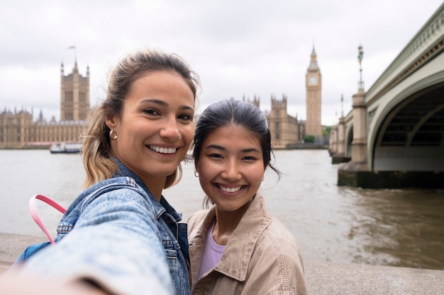 Donne felici del colpo medio che prendono selfie