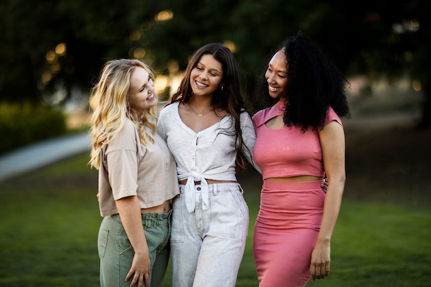 Donne felici del colpo medio in natura