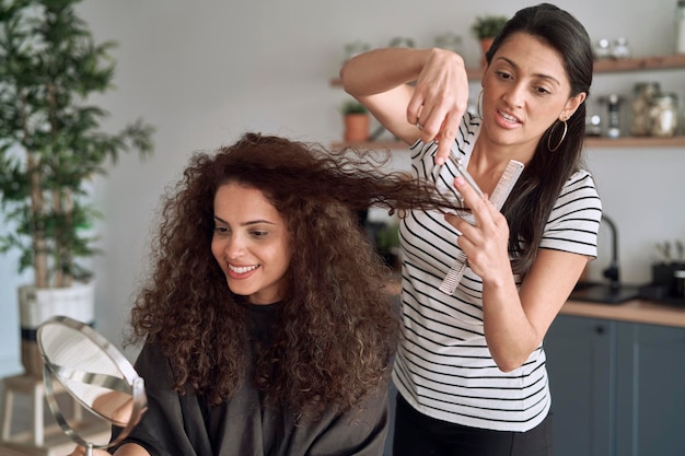 Donne felici mentre si tagliano i capelli a casa