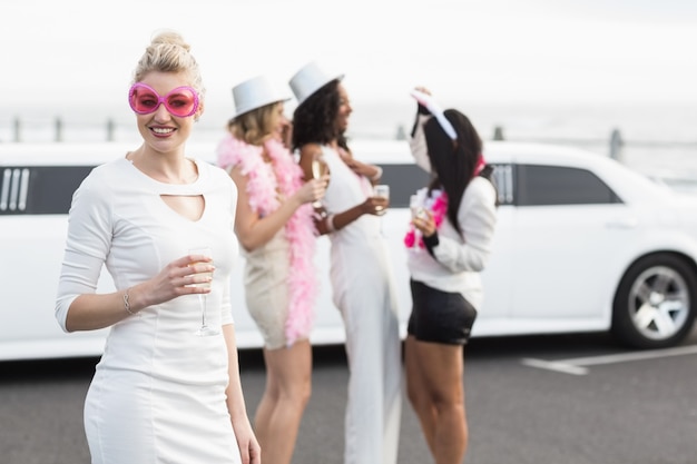 Donne frivole che bevono champagne in una limousine