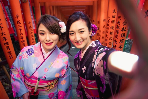 Donne giapponesi con kimono che camminano a Tokyo