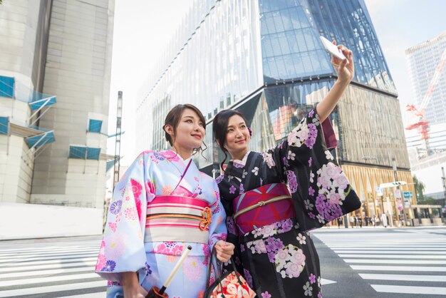 Donne giapponesi con kimono che camminano a Tokyo