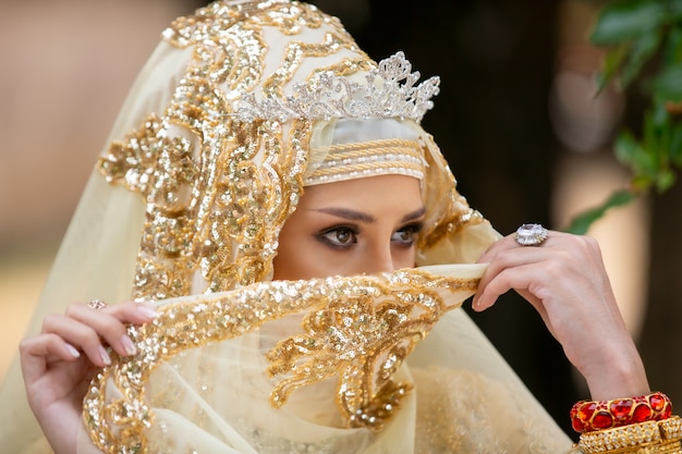 donne in abito da sposa indonesiano