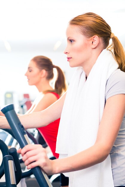 Donne in allenamento cardio in palestra