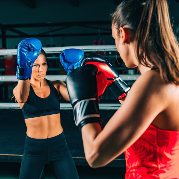 Donne in allenamento di boxe