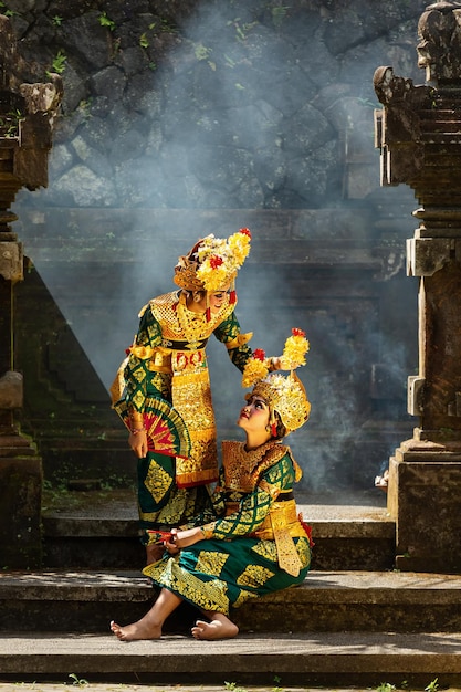 Donne in costume da ballo tradizionale balinese a Bali Indonesia