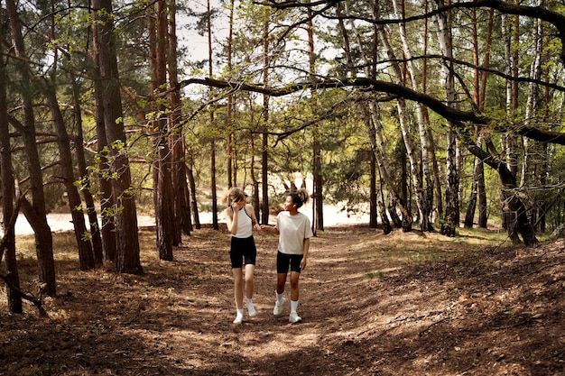 Donne in forma a tutto campo in natura