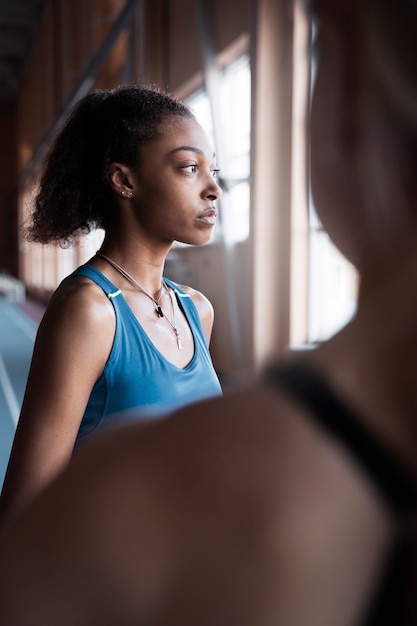 Donne in forma in palestra con attrezzature