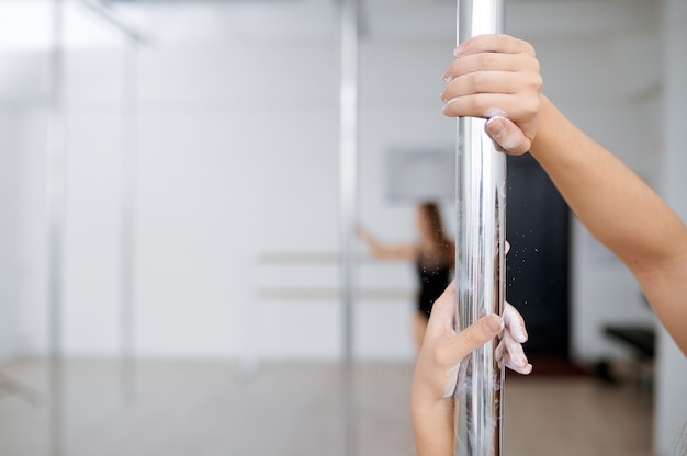 Donne in formazione di pole dance, balli in classe