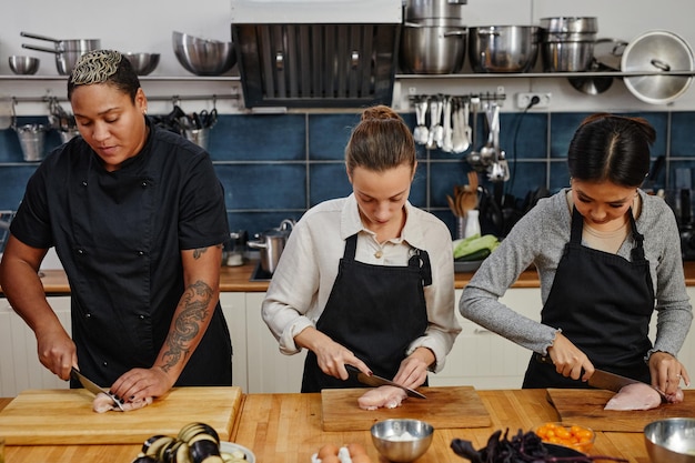 Donne in lezione di cucina