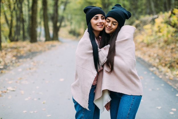 Donne in plaid nel parco