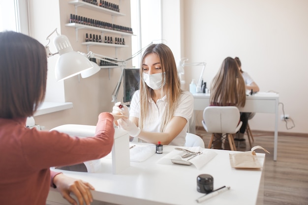 Donne in un salone di bellezza che fa il trattamento