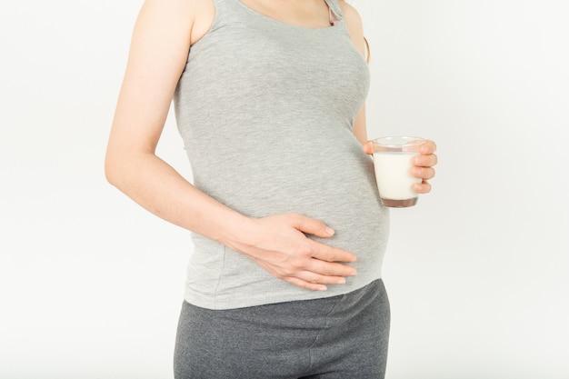 Donne incinte con un bicchiere di latte