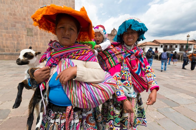 Donne indiane peruviane in abiti tradizionali Cusco