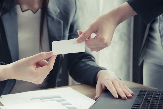 donne Invia un biglietto da visita in ufficio