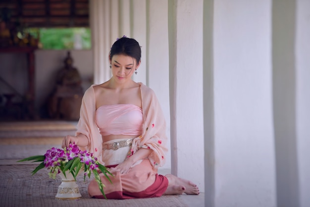 Donne Lanna thailandesi che vivono nel nord della Thailandia vestite con abiti tradizionali Lanna che sono unici per le persone di Chiang Mai.