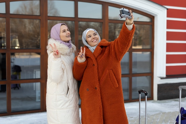 Donne musulmane che si fanno un selfie mentre sono in vacanza