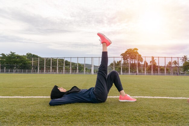 Donne musulmane con abiti sportivi scuri e hijab